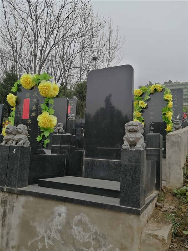 九龍山墓園的自然環(huán)境和人文景觀有哪些特色?
