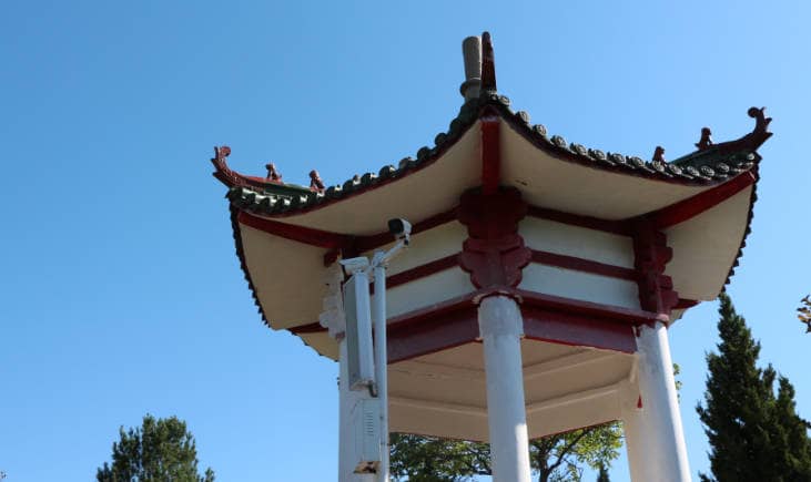 如果我想前往西安白鹿原公墓園區(qū)參觀或辦理業(yè)務(wù)，應(yīng)該如何獲取詳細(xì)的交通指引？